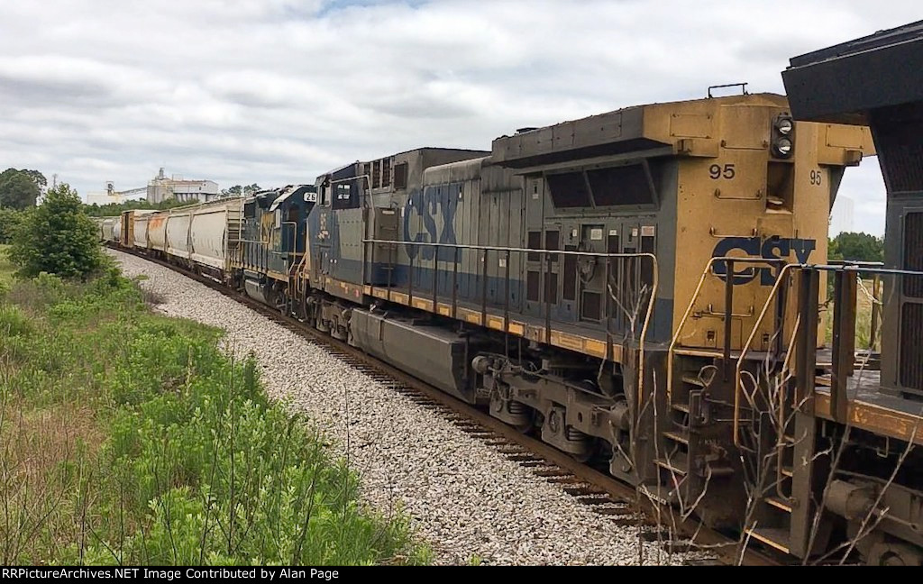CSX 3355, 95, and 2684 roll mixed freight southbound